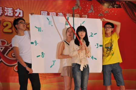 2014最有创意的年会游戏-扮时钟 2014最有创意的年会游戏-扮时钟