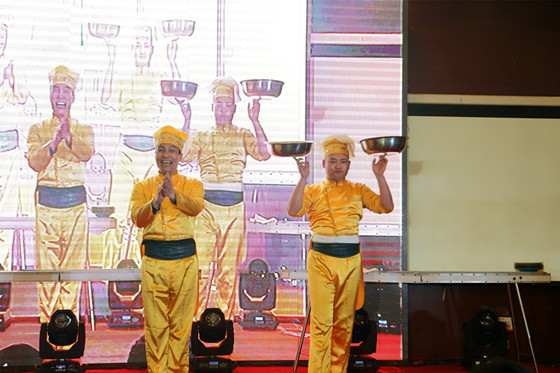 瑞泰克机电十周年庆典晚会杂技表演 瑞泰克机电十周年庆典晚会杂技表演