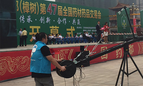 第47届全国药材药品交易会的幕后工作人员调制设备 第47届全国药材药品交易会的幕后工作人员调制设备